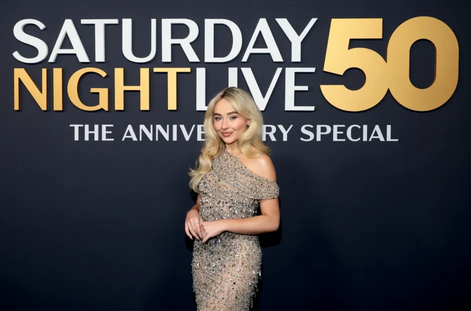 Sabrina Carpenter and Paul Simon inaugurate the 'SNL50' Anniversary Special with a performance of 'Homeward Bound'.